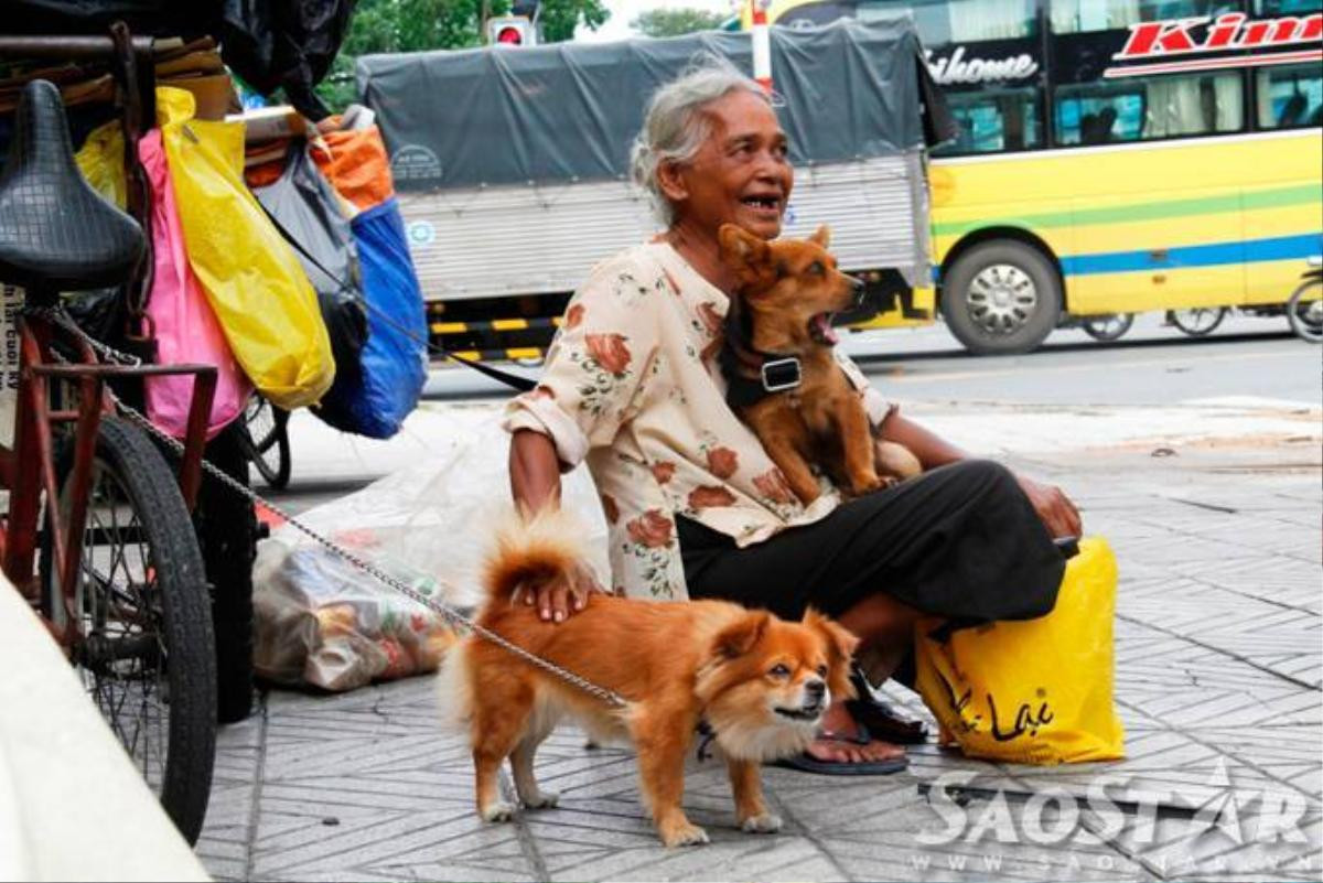 	Sống trên góc đường Võ Thị Sáu- Nguyễn Thông (quận 3) hơn 17 năm, bà Trần Thị Trinh được người dân ở đây yêu quý bởi tính cách hiền lành, chịu thương chịu khó. 