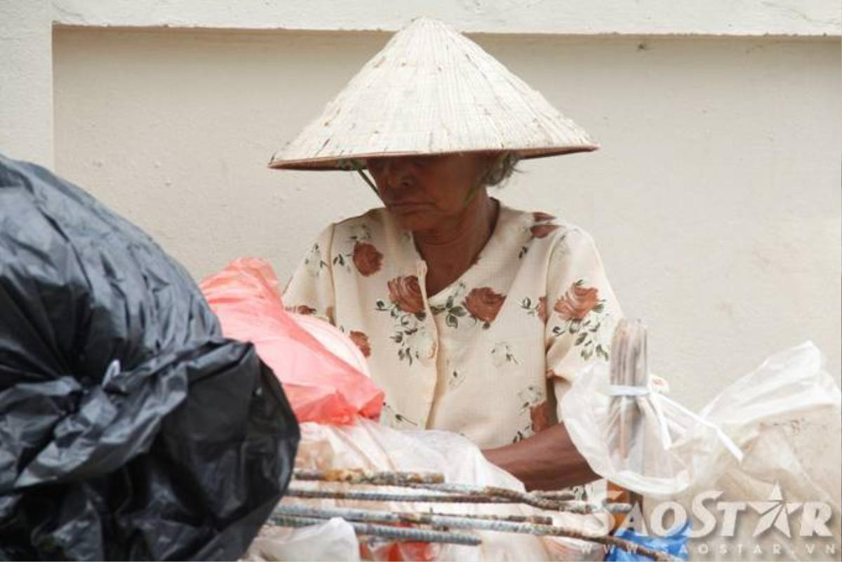 Đang mang trong mình căn bệnh khớp nhưng đêm nào bà Trinh cũng cần mẫn đi nhặt ve chai đếm mờ sáng mới về. Mỗi đêm nhặt nhiều bà kiếm được gần 100.000 nghìn.