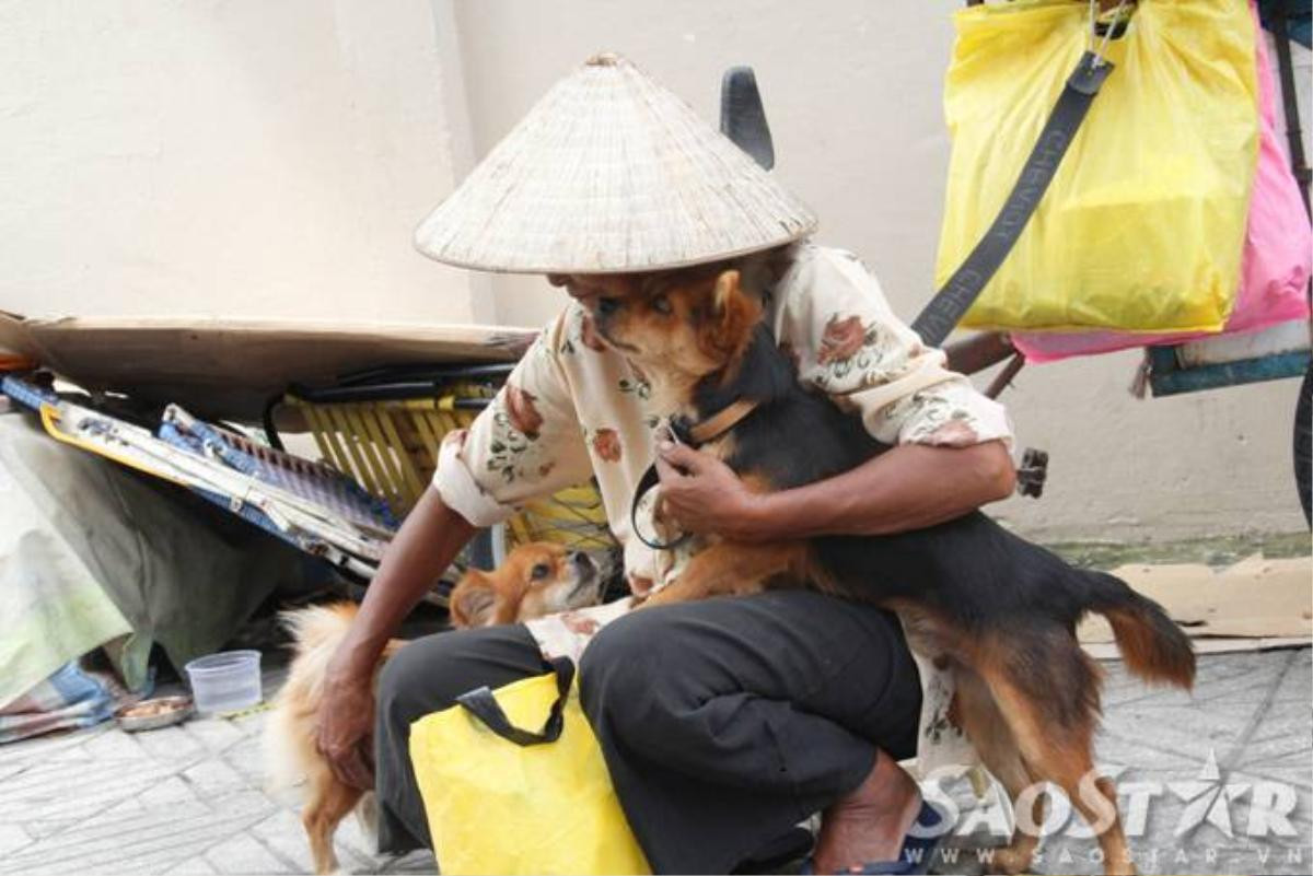 Hiện tại, một cháu đầu của bà cũng đã lớnvà có việc làm, một cháu lớn đã có chồng và sinh con, chỉ còn cháu út còn nhỏ vẫn đang ở trung tâm mái ấm tình thương. “Thấy các cháu khôn lớn tôi cũng mừng lắm nhưng tôi không muốn làm gánh nặng, cuộc sống của các cháu bây giờ vẫn rất khó khăn. Tôi còn sức khỏe, còn 2 người bạn nhỏ ở đây mà”, bà Trinh cười nói.