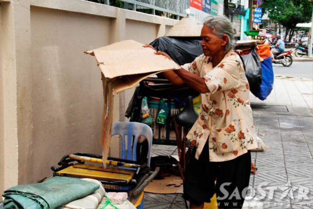 3.	Nhớ về tuổi thơ bà cho biết, từ nhỏ do bị thất lạc gia đình nên bà sang Việt Nam ở đã hơn mấy chục năm nay. “Tôi nhớ rất ít khí ức về lúc nhỏ, chỉ biết mình sống ở một vùng ven sông nước. Năm lên 14 tuổi tôi lấy chồng làm xe ôm rồi sang quận 4 sống trong một nhà trọ. Hằng ngày chồng chạy xe ôm còn tôi ra chợ Cầu Muối rửa cà rốt thuê, cuộc sống lúc đó rất khó khăn”, bà Trinh nhớ lại.