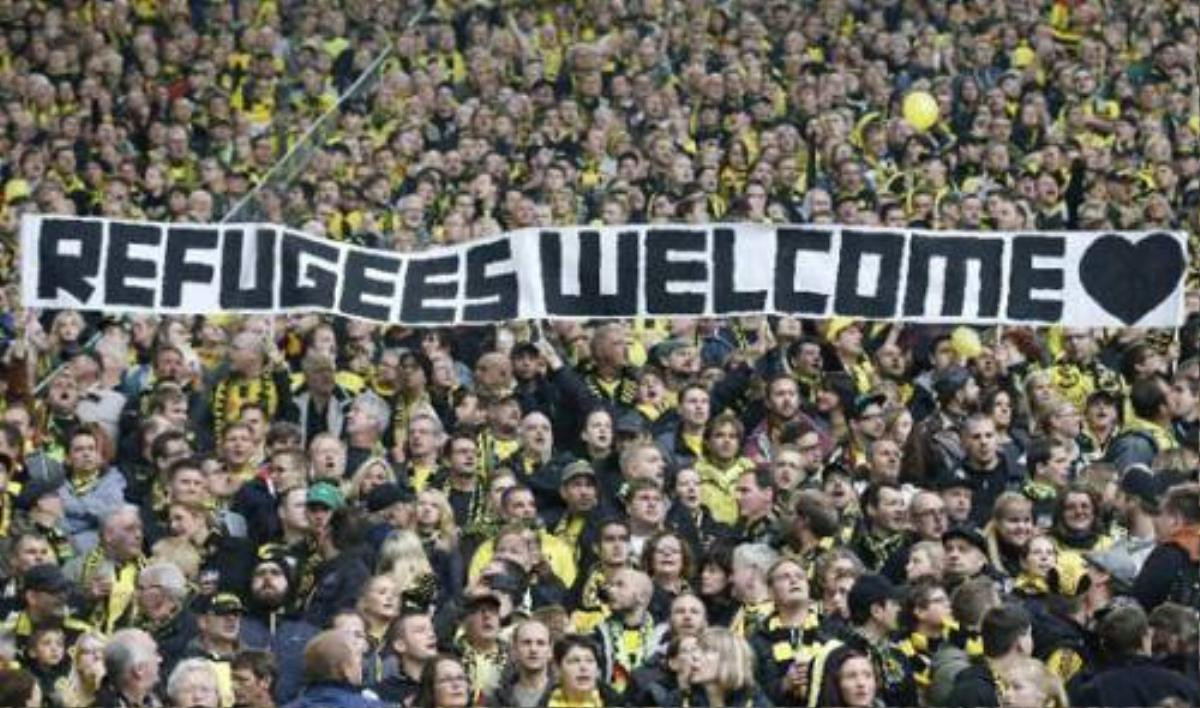 CĐV Dortmund và tấm banner chào đón người tị nạn.