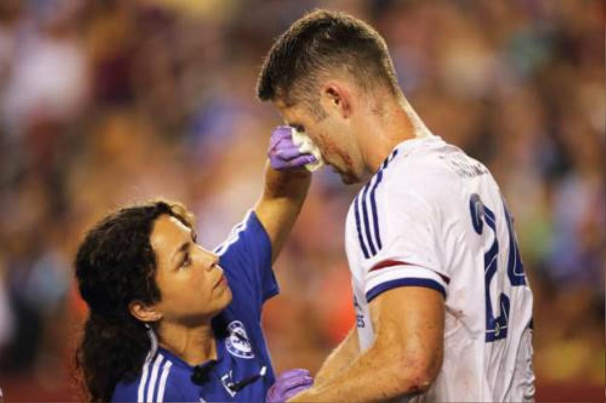 Eva Carneiro chăm sóc các cầu thủ.