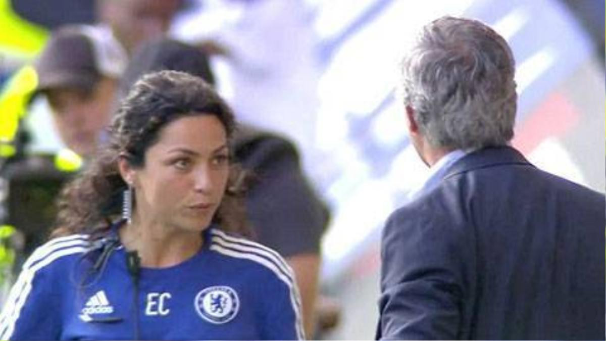 Mourinho tức giận với bác sỹ Carneiro ngay trên sân