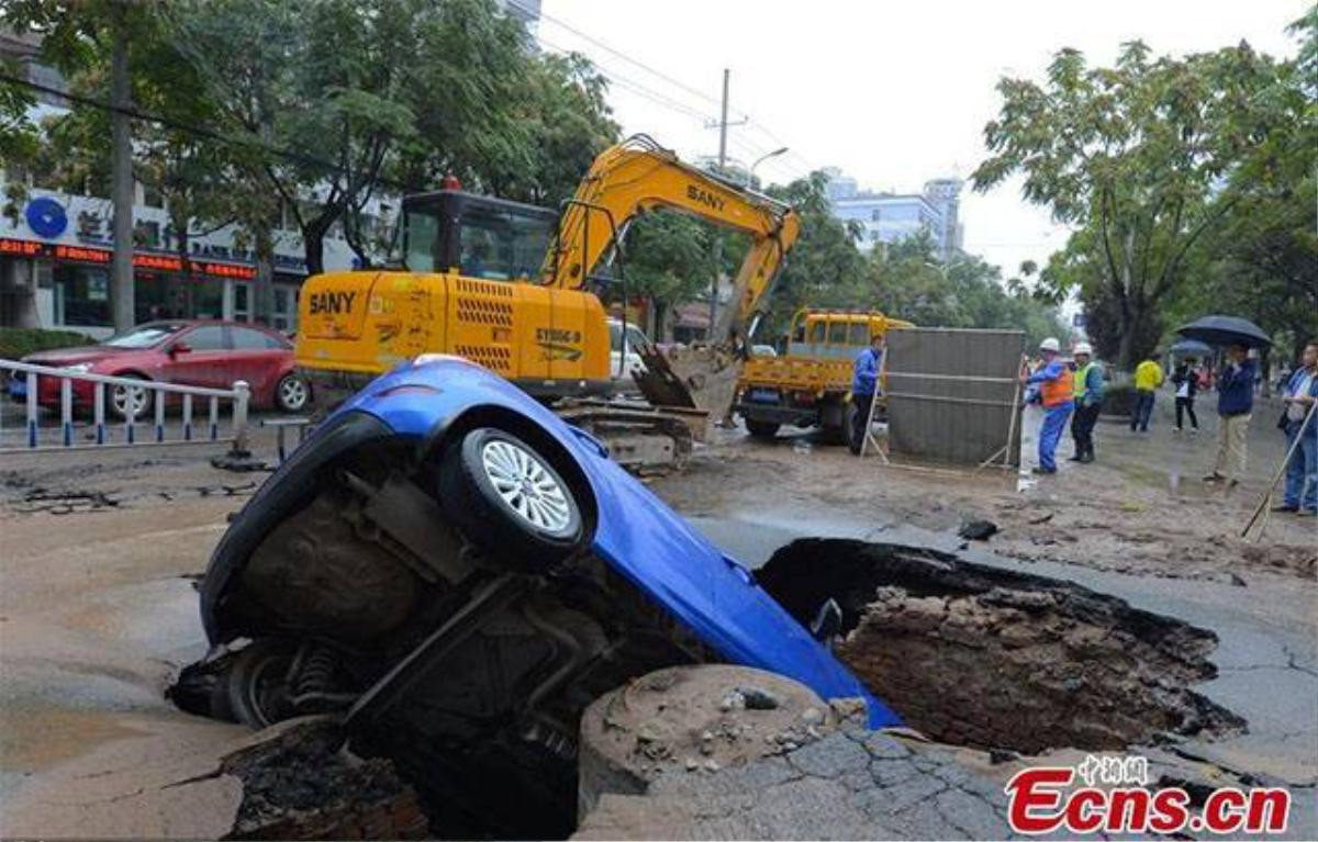 Hố tử thần khổng lồ bất ngờ xuất hiện nuốt trọn ô tô đang đỗ trên đường Ảnh 1