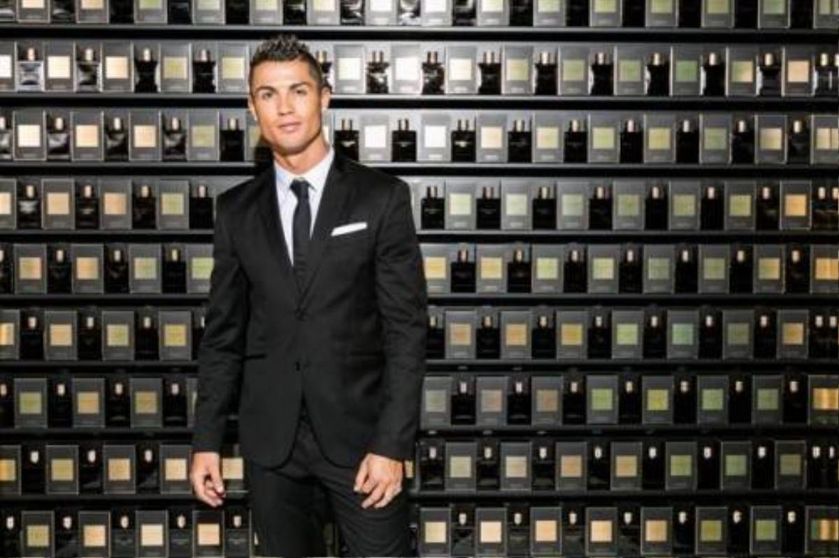 Ronaldo với sản phẩm nước hoa của riêng mình.