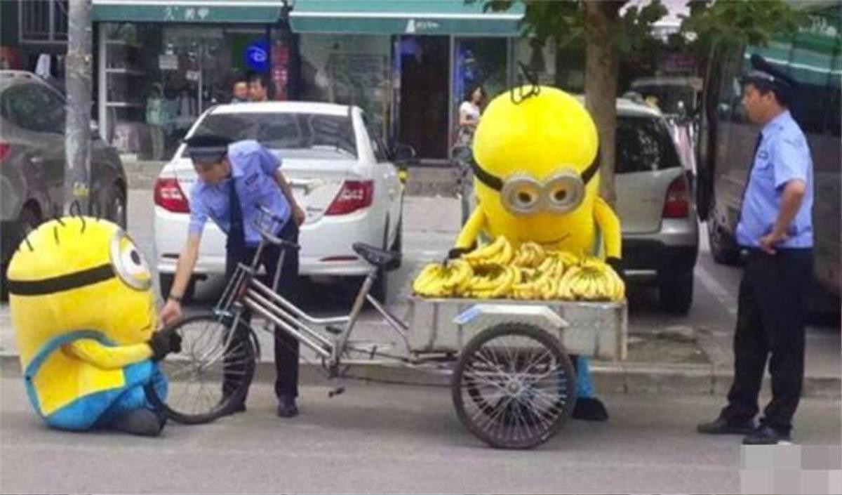 Hai Minions thu hút sự chú ý của nhiều người