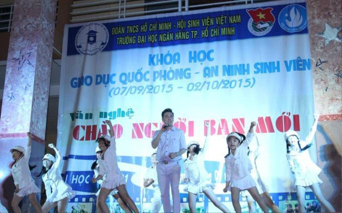 Tối 11/9, mặc dù có show riêng tại một phòng trà song Đàm Vĩnh Hưng vẫn nhận lời và dành thời gian đến Trung tâm Giáo dục Quốc Phòng - Đại học Quốc gia TP HCM để tham dự chương trình văn nghệ Chào người bạn mới do trường ĐH Ngân hàng TP HCM tổ chức với sự góp mặt của hàng ngàn sinh viên.