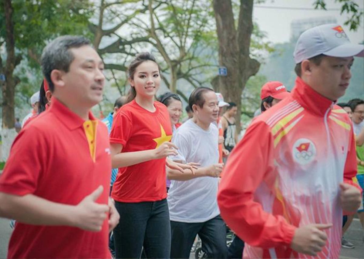 Hoa hậu Việt Nam 2014 Nguyễn Cao Kỳ Duyên chọn chiếc áo cờ đỏ sao vàng cho sự kiện Ngày chạy Olympic diễn ra vào tháng 3/2015 tại Hà Nội. 