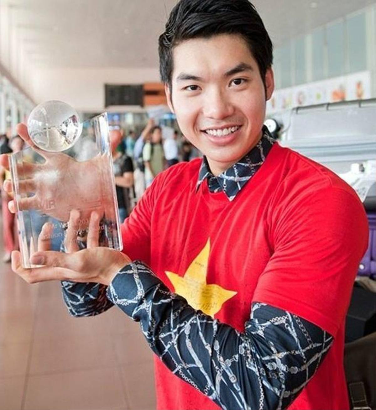 Trương Nam Thành diện chiếc áo cờ đỏ sao vàng trong ngày trở về từ cuộc thi Mr World 2012 - nơi anh xuất sắc ghi tên mình vào top 10, đồng thời giành giải Fashion & Style Challenge.