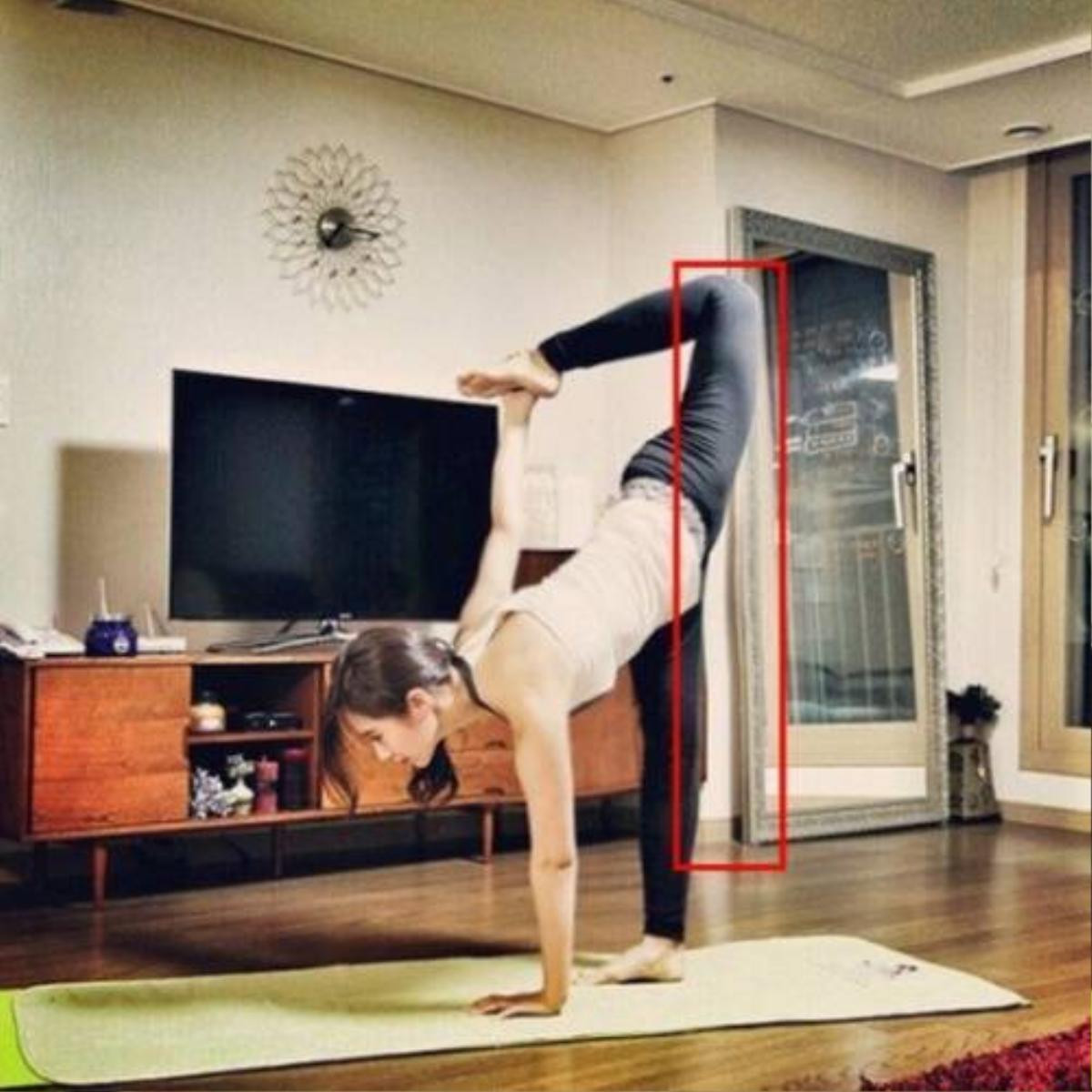 Yuri (SNSD) khoe ảnh khi tập yoga nhưng cư dân mạng lại chú ý đến cánh cửa bị bẻ cong phia sau cô.