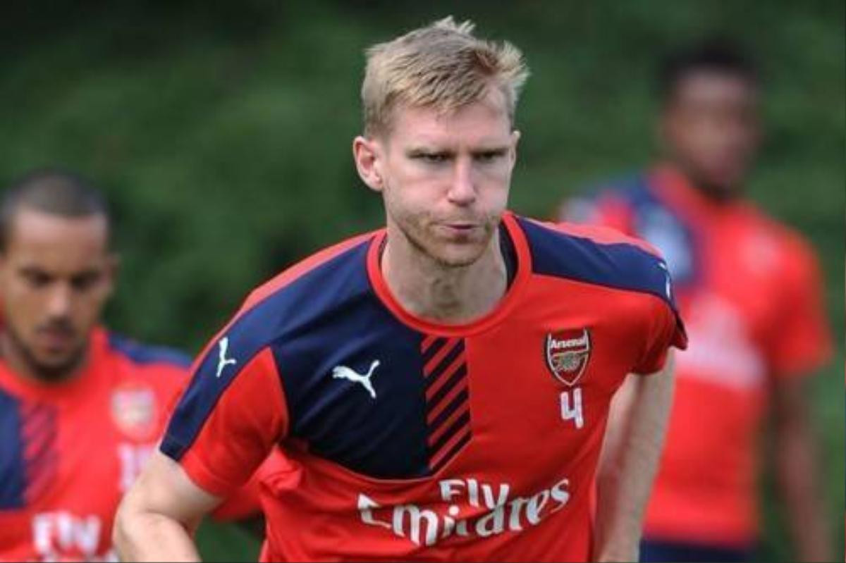 Mertesacker vẫn có thể tập luyện cùng đồng đội sau tai nạn