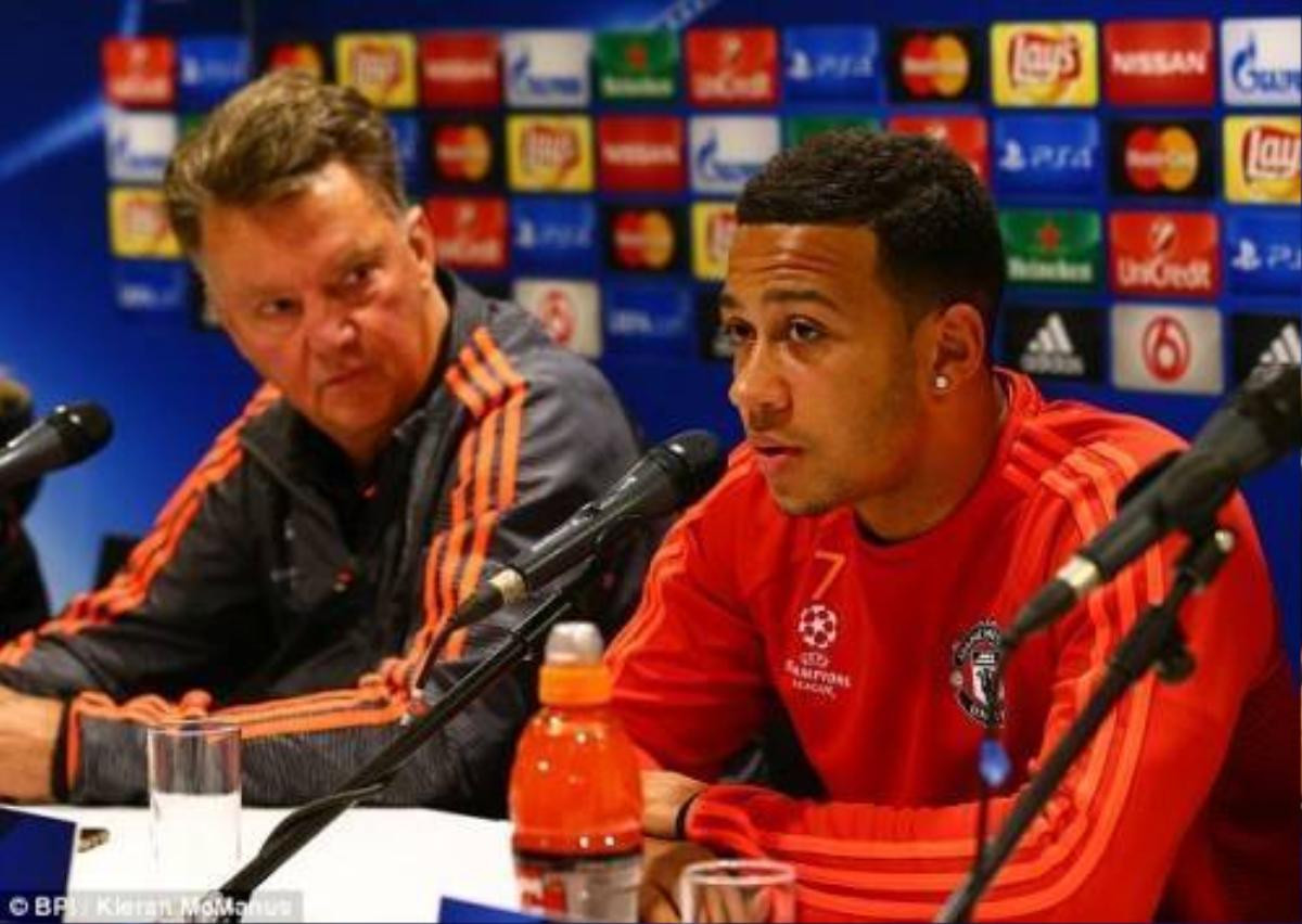  Memphis Depay rất bình tĩnh trả lời câu hỏi của các phóng viên trong buổi họp báo.