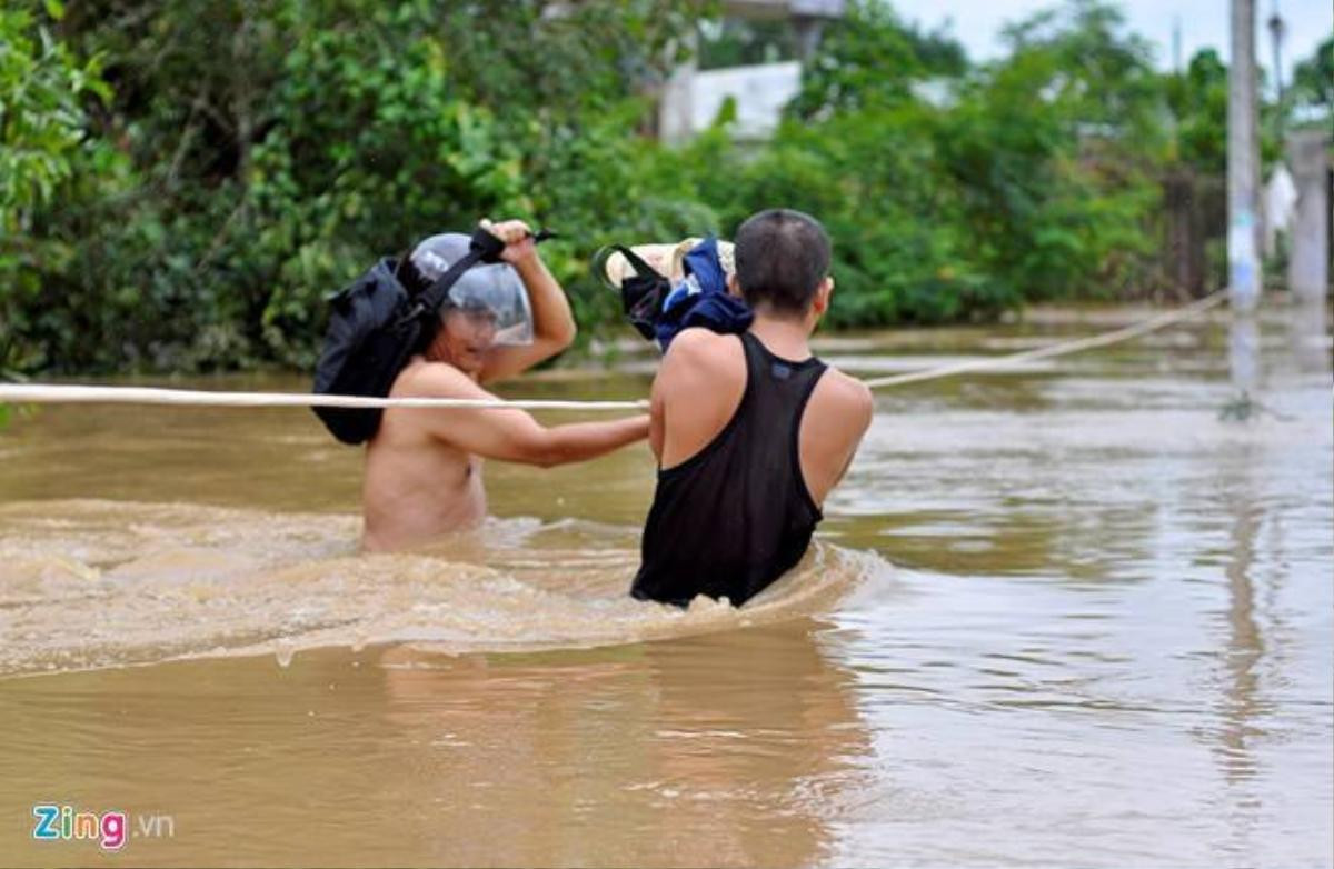 Người dân đu dây vượt nước lũ tại ấp Miễu, xã Phước Tân, TP Biên Hòa, Đồng Nai. Ảnh: Ngọc An.