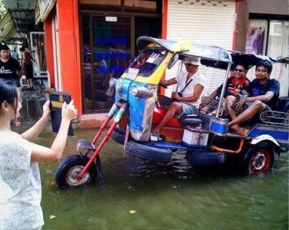 Một chiếc tuk tuk 3 bánh được tăng thêm chiều cao của bánh trước và gắn thêm các bánh xe để tăng độ nổi.