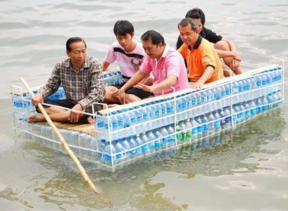 Một chiếc thuyền được làm từ những tấm ván và vỏ chai nhựa.