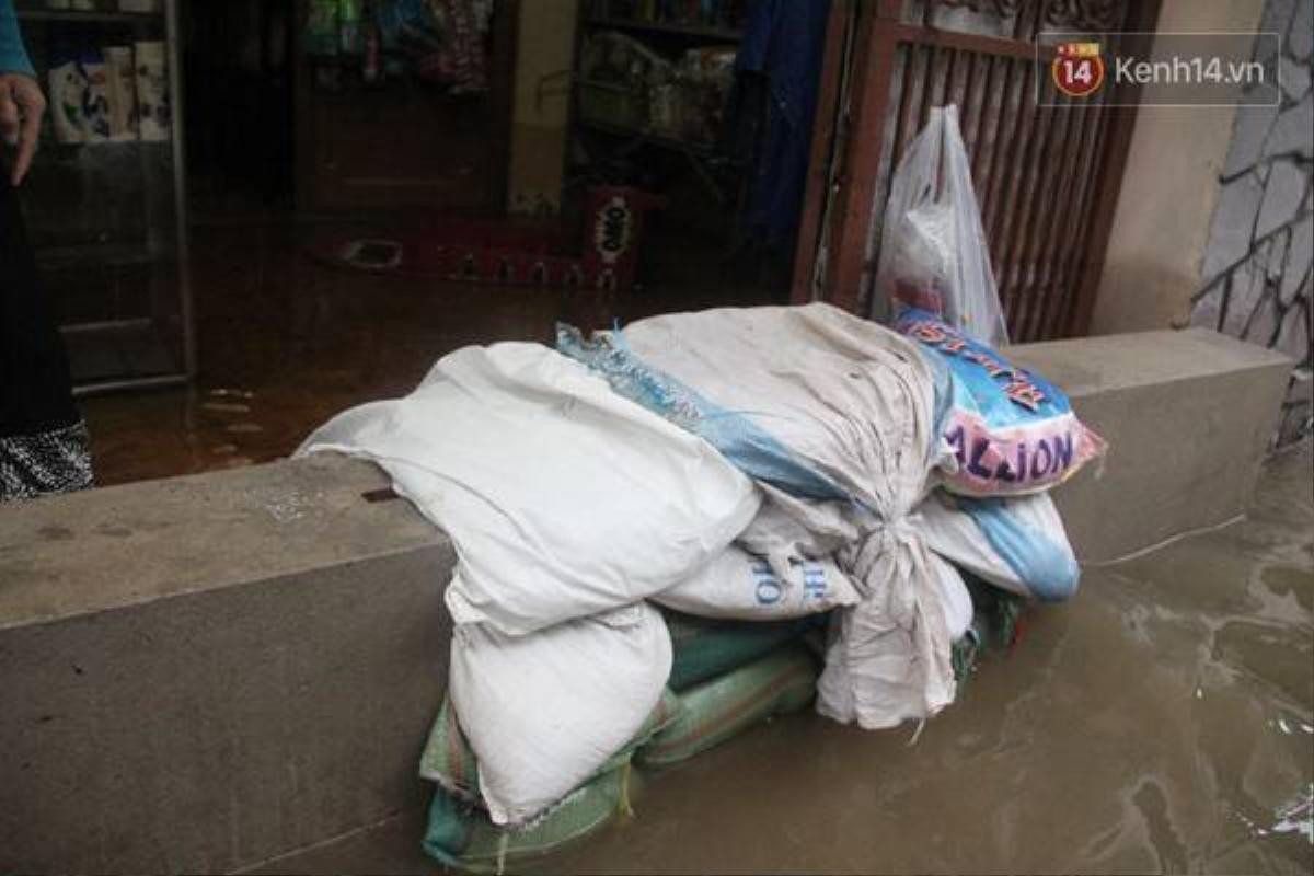 Mặc dù xây thêm tường, và "đắp đê" ngăn nước ngập, nhưng nhà chị Thanh vẫn đang vất vả chóng chọi với nước.