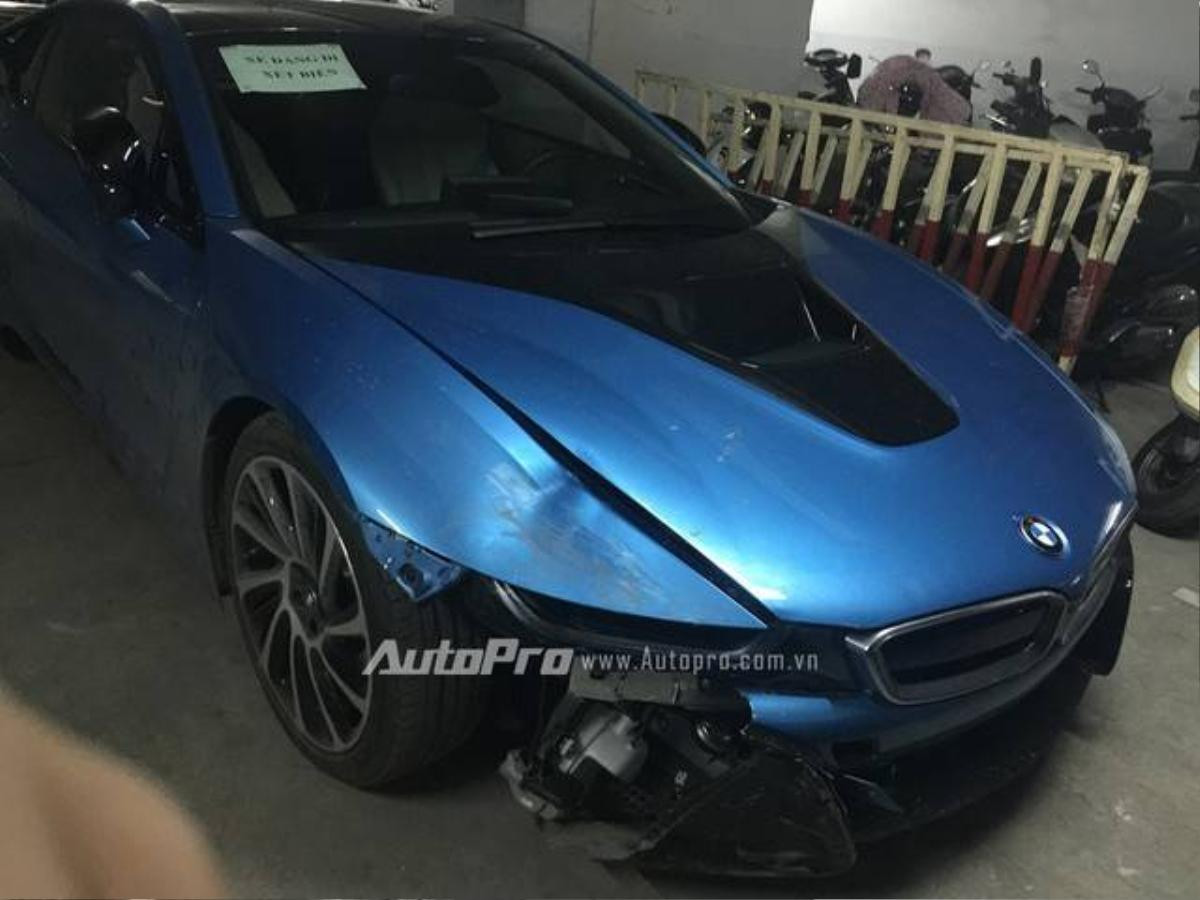 Phần đầu chiếc xe BMW i8 bị hư hại khá nặng.