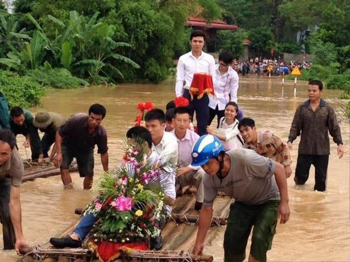 Chiếc bè đơn giản bỗng biến thành "siêu xe" trong đám hỏi đặc biệt mùa nước lũ - (Nguồn: Vitalk).