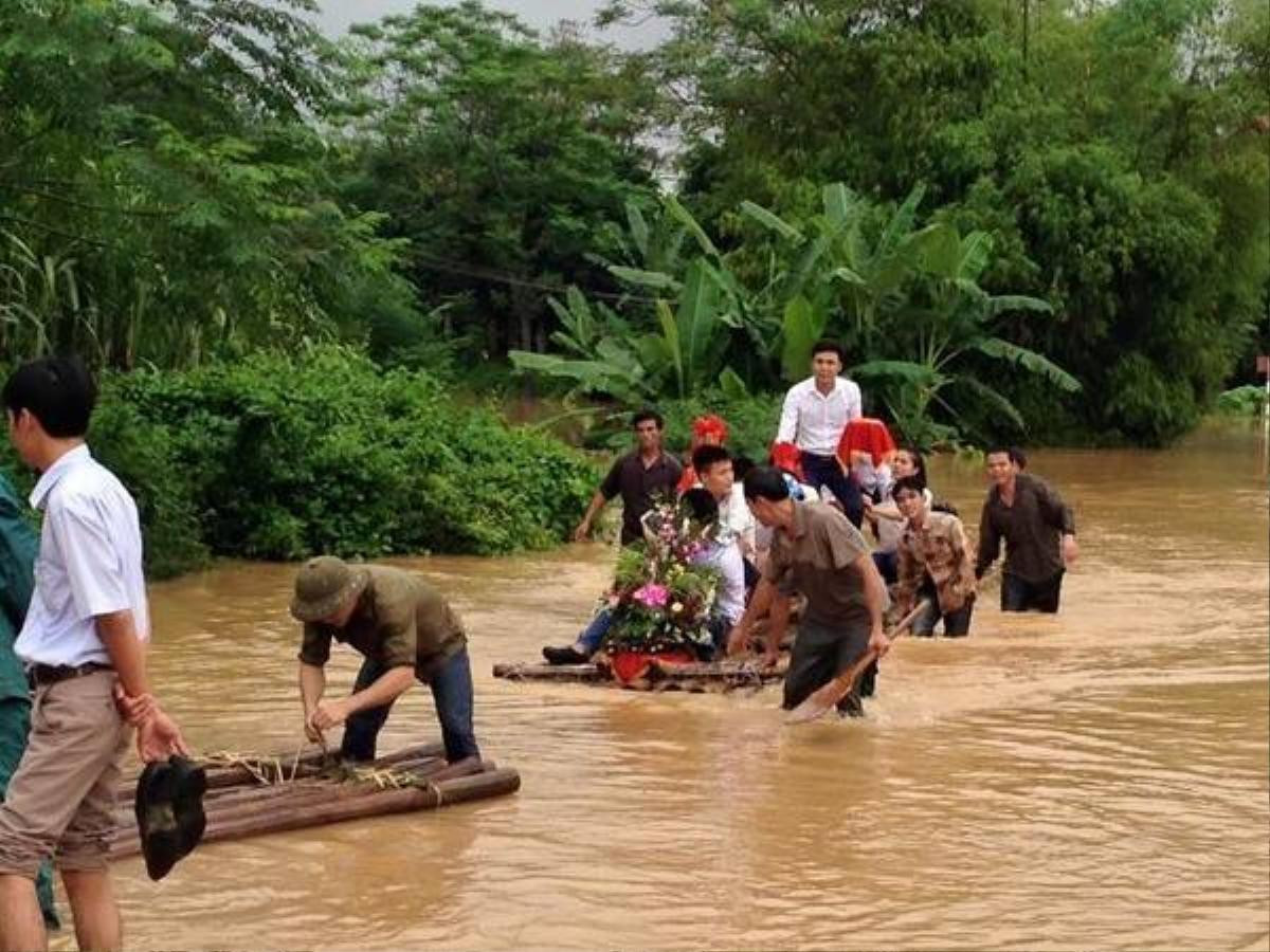 Xung quanh là đám đông dùng sức để đẩy chiếc bè - (Nguồn: Vitalk).