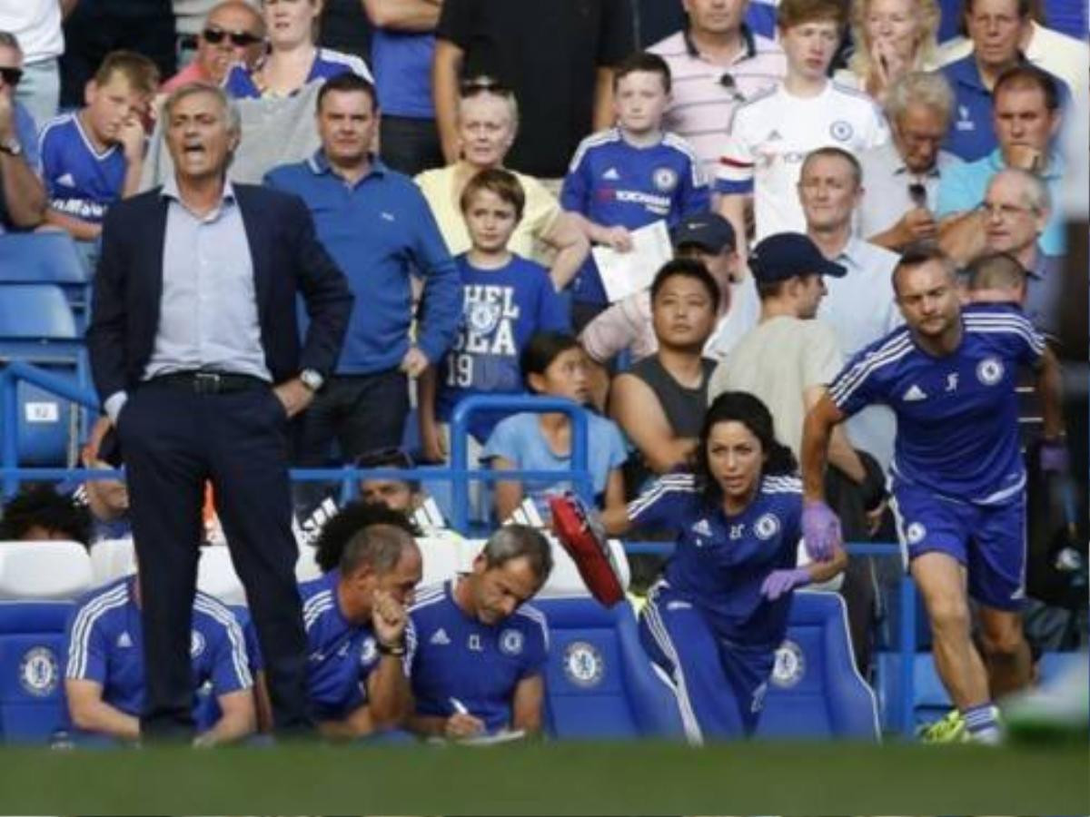 Hành động mà Mourinho gọi là "ngây thơ" của nữ bác sĩ Carneiro.