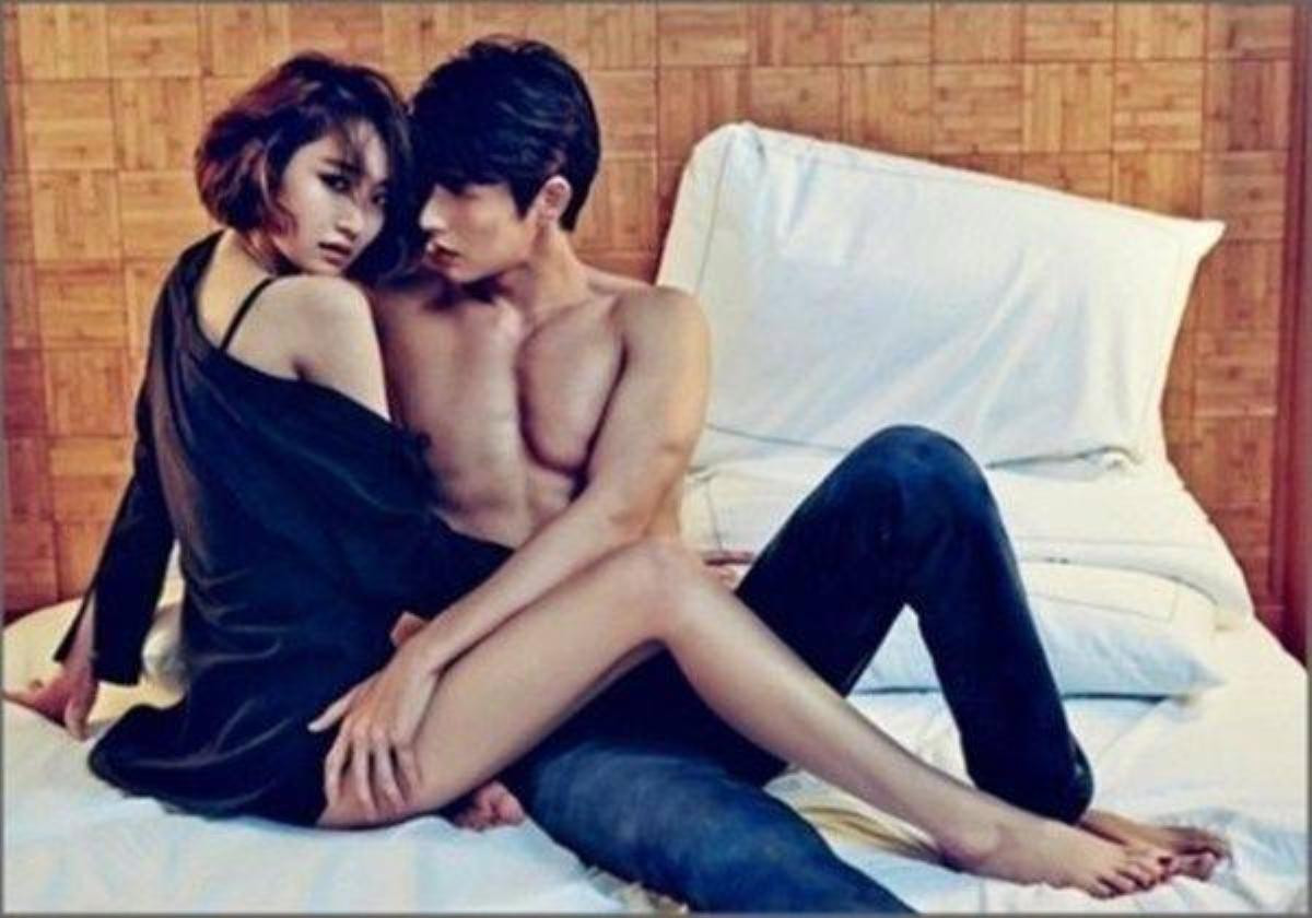 Go Joon Hee và Park Hae Jin quấn quýt trên giường, người đẹp khoe đôi chân dài gợi cảm miên man. 