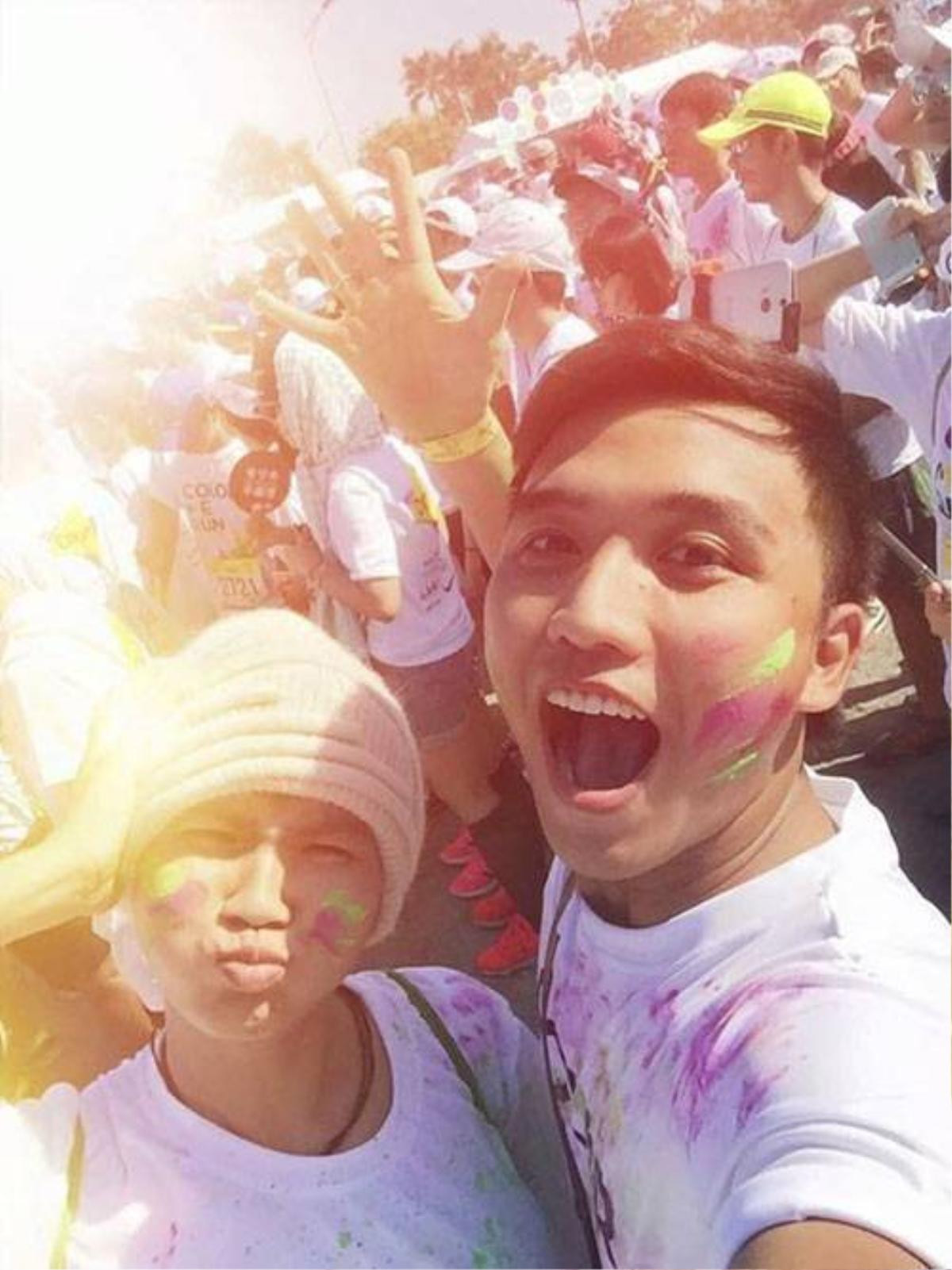 Cả hai hết mình chơi Color me run.