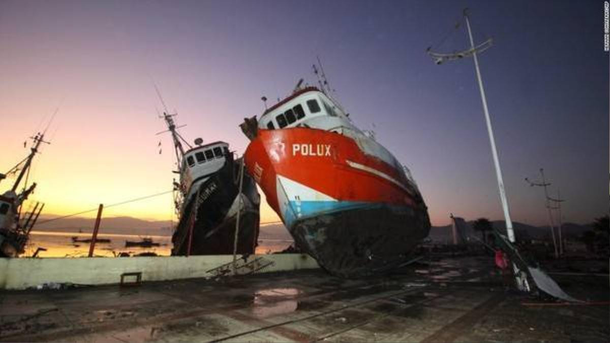 Tàu sắt bị sóng thần đánh dạt lên bờ cảng tại Coquimbo, Chile. Trận sóng thần là hậu quả của dư chấn vụ động đất 8.3 độ Richter xảy ra vào tối ngày 17/09. Đã có 5 người chết và vài người bị thương sau vụ địa chấn.