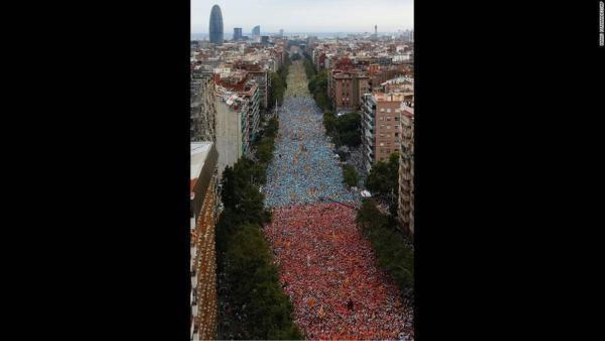 Đường phố Barcelona, Tây Ban Nha tràn ngập người dân đứng kêu gọi quyền tự chủ cho khu vực Catalonia ngày 11/09. Ước tính có khoảng 2 triệu người dân tham gia cuộc biểu tình đòi ly khai khỏi Tây Ban Nha. Công cuộc đòi tự trị này của cộng đồng Catalonia đã bắt đầu từ năm 2010. Khu vực này được cho là vùng giàu có nhất của quốc gia, tuy nhiên việc phải cùng gánh vác hậu quả khủng hoảng nợ công của đất nước đã khiến hơn 7,5 triệu con người tại đây cảm thấy mình đang bị "áp bức về mặt kinh tế" và không chấp nhận chung sống dưới danh nghĩa cư dân Tây Ban Nha nữa.