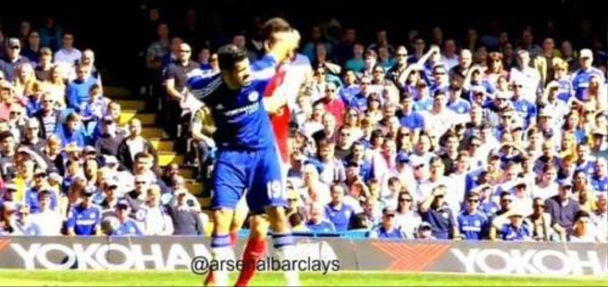 Những pha phạm lỗi mà trọng tài Mike Dean đã "nương tay" với Diego Costa