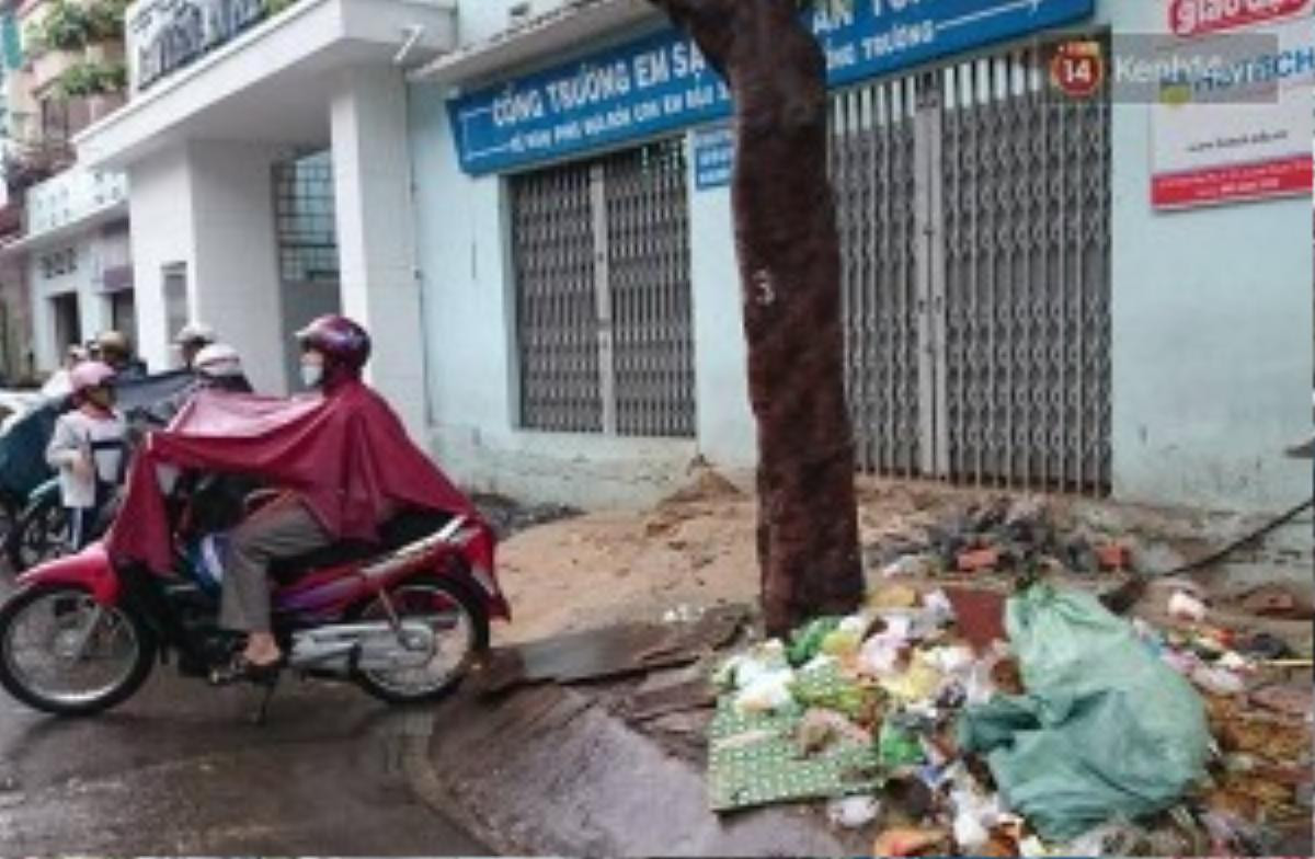 Rác thải đủ loại được ông Tỷ gom nhặt, ông cho biết ông làm điều này để các học sinh tan trường về nhà dễ dàng hơn, không còn bị té ngã do ngập nước nữa.