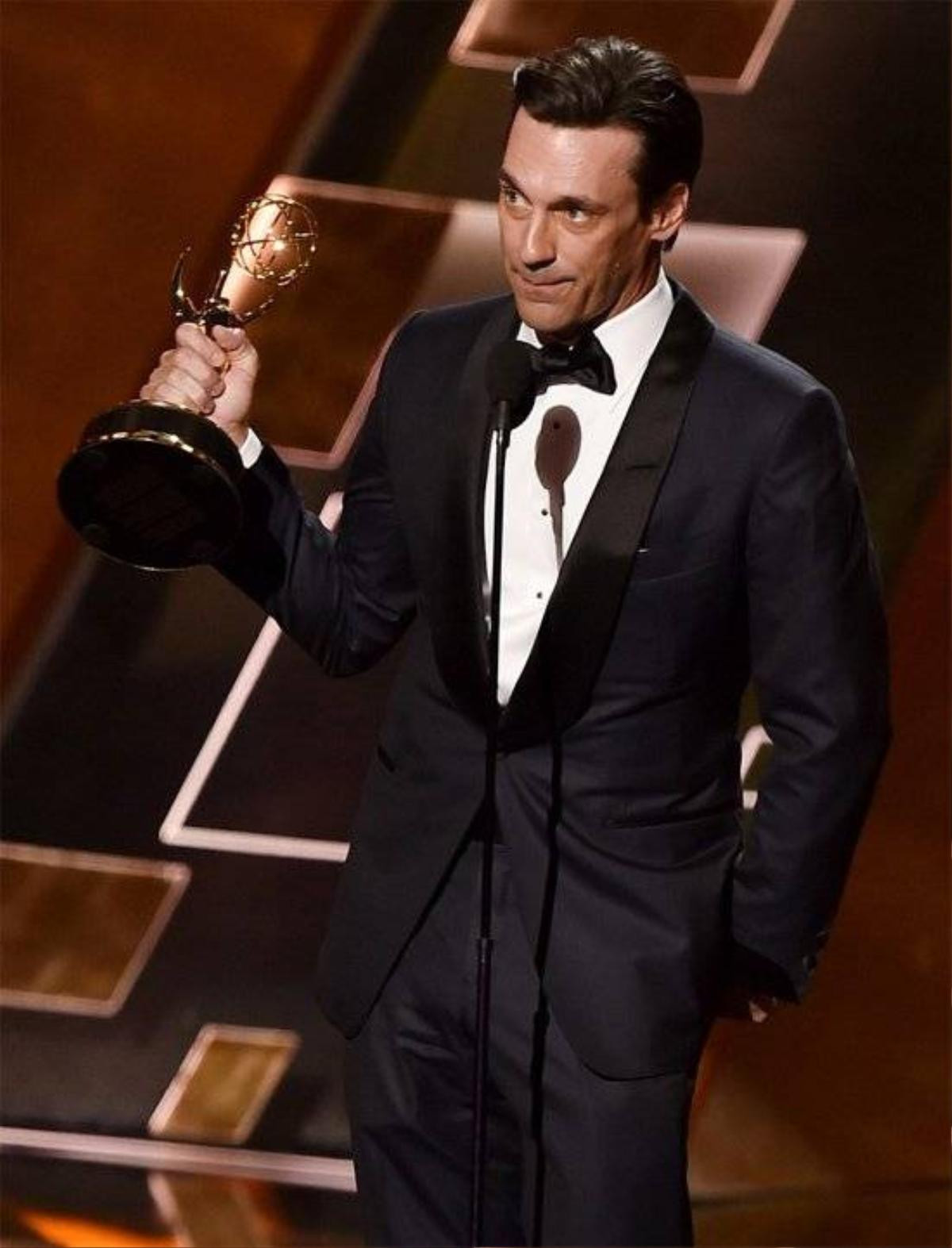 Nam diễn viên Jon Hamm nhận giải Emmy đầu tiên sau 8 lần đề cử Nam diễn viên xuất sắc nhất.