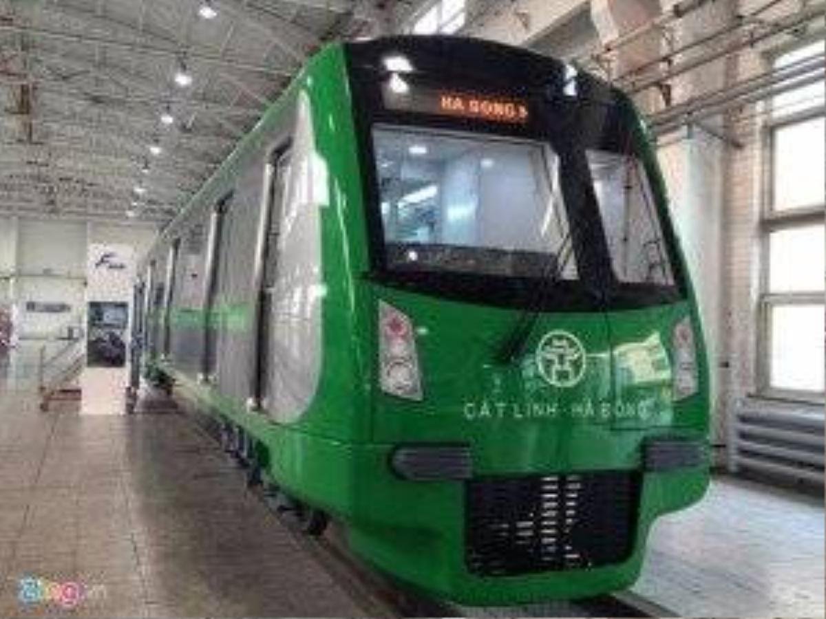 Đây là đoàn tàu mẫu, được đóng tại nhà máy đóng toa xe metro, Bắc Kinh, Trung Quốc. Đoàn tàu mẫu mô phỏng tỷ lệ 1/1 về hình dáng kết cấu, nội ngoại thất. Sau quá trình tiếp thu ý kiến, hình dáng, thiết kế tàu sẽ cập nhật một vài chi tiết cho phù hợp điều kiện thực tế.