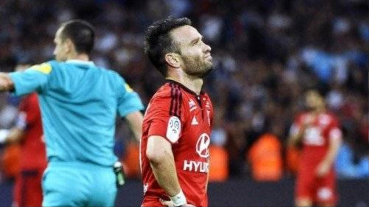 Valbuena được fan marseille "chào đón" thật "đặc biệt"