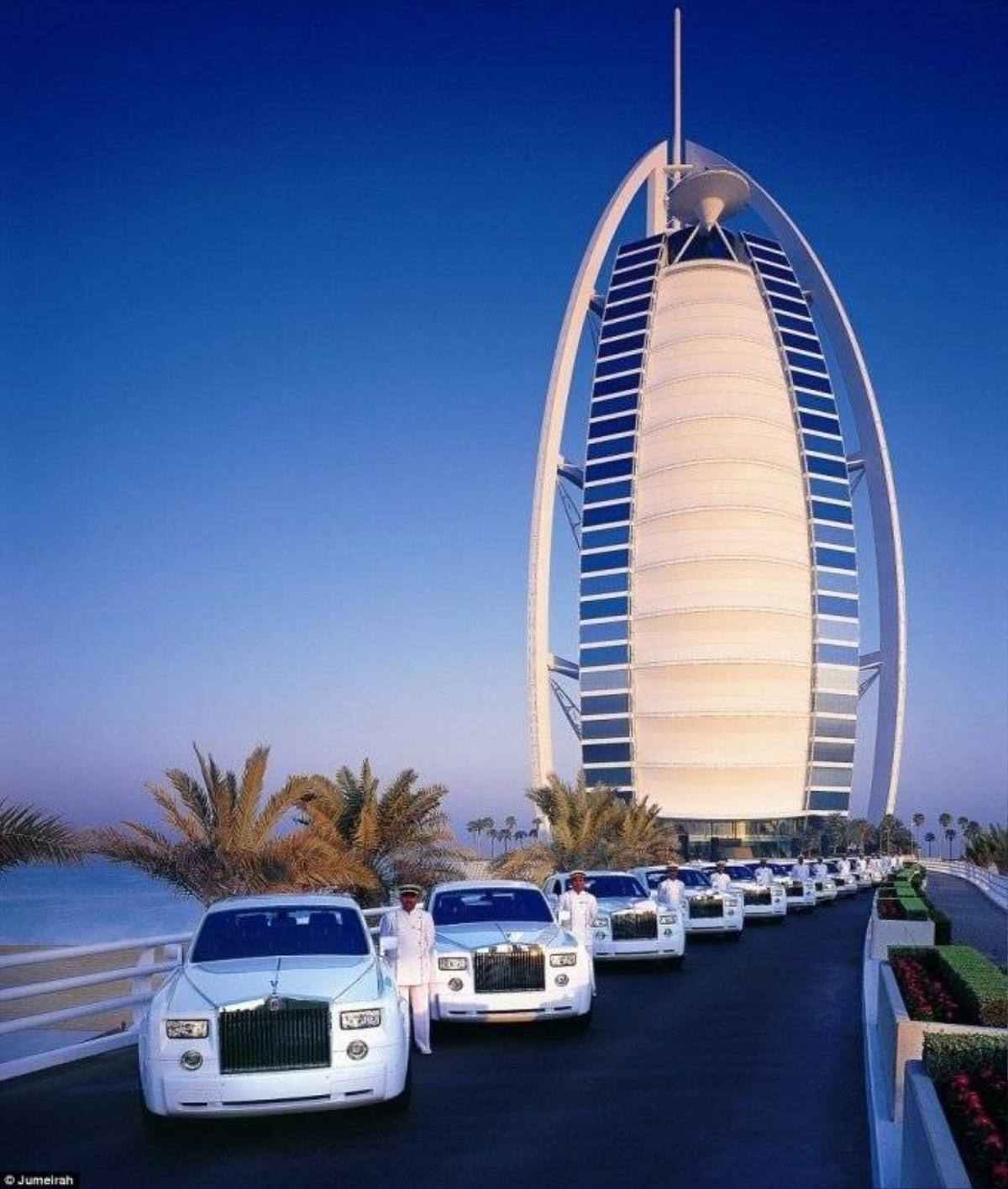 Được thiết kế theo hình dạng cánh buồm, khách sạn Burj Al Arab đã trở thành biểu tượng nổi tiếng của Dubai, là khách sạn 7 sao duy nhất trên thế giới với sự xa hoa khó tưởng tượng. Khi đặt phòng ở đây, du khách sẽ được xe Rolls-Royce có tài xế riêng đến đón ở sân bay.