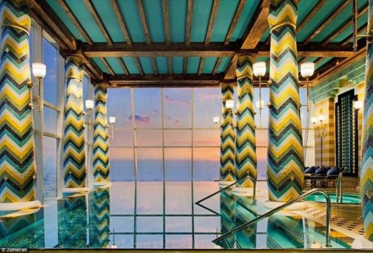 Khu spa độc đáo này cho du khách nhìn ra chân trời Dubai. Tuy nhiên, phí dịch vụ ở đây không rẻ chút nào. Vé ngày (dùng trong 3 tiếng) lên tới 400 USD (8 triệu đồng).