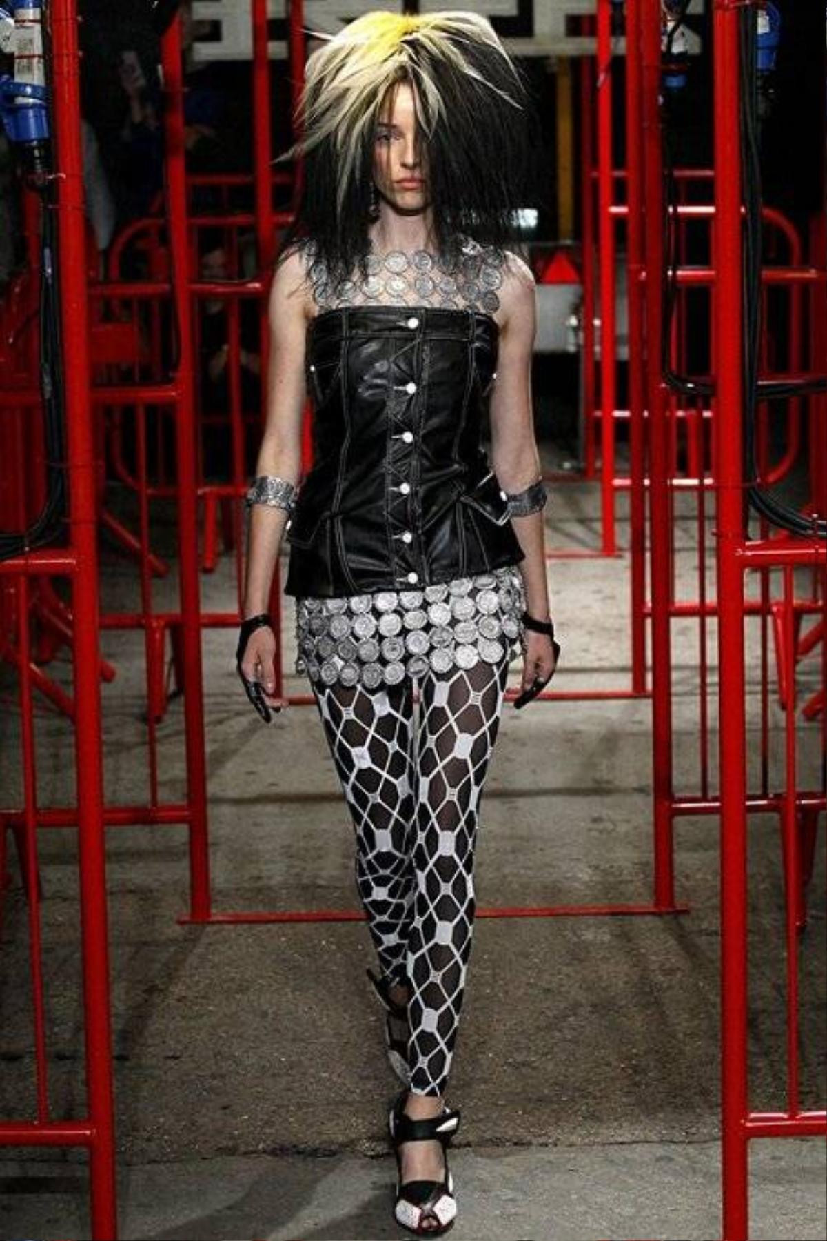 saostar - Hoang Thuy - KTZ - London Fashion Week (1)