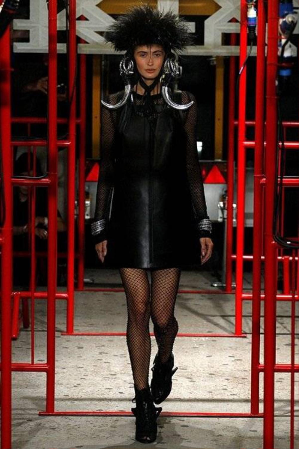 saostar - Hoang Thuy - KTZ - London Fashion Week (4)