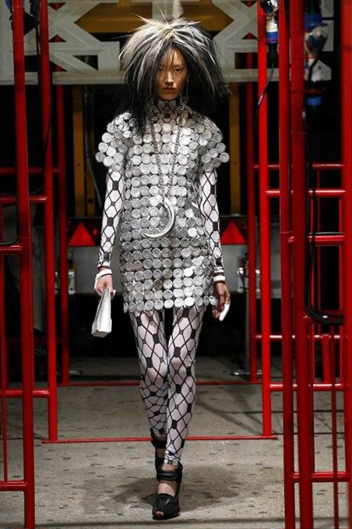 saostar - Hoang Thuy - KTZ - London Fashion Week (7)