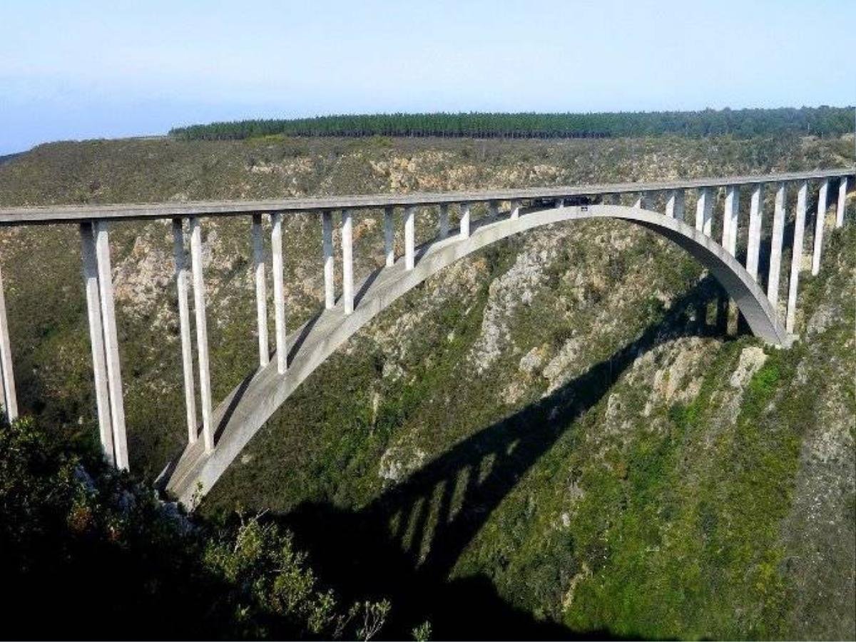 Quý khách sẽ phải bước qua cầu Bliykrans, nằm ở Western Cape, Nam Phi trước khi tham gia vào màn nhảy cầu (Bungy Jump) có dây an toàn ở độ cao gần 20.000 mét.