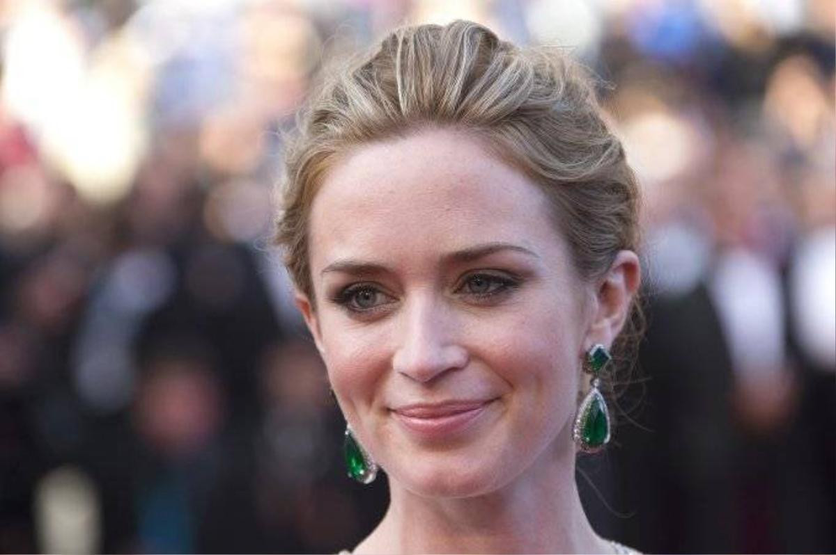 Cast member Emily Blunt poses on the red carpet as she arrives for the screening of the film "Sicario" in competition at the 68th Cannes Film Festival in Cannes, southern France, May 19, 2015. REUTERS/Yves Herman - RTX1DOIM