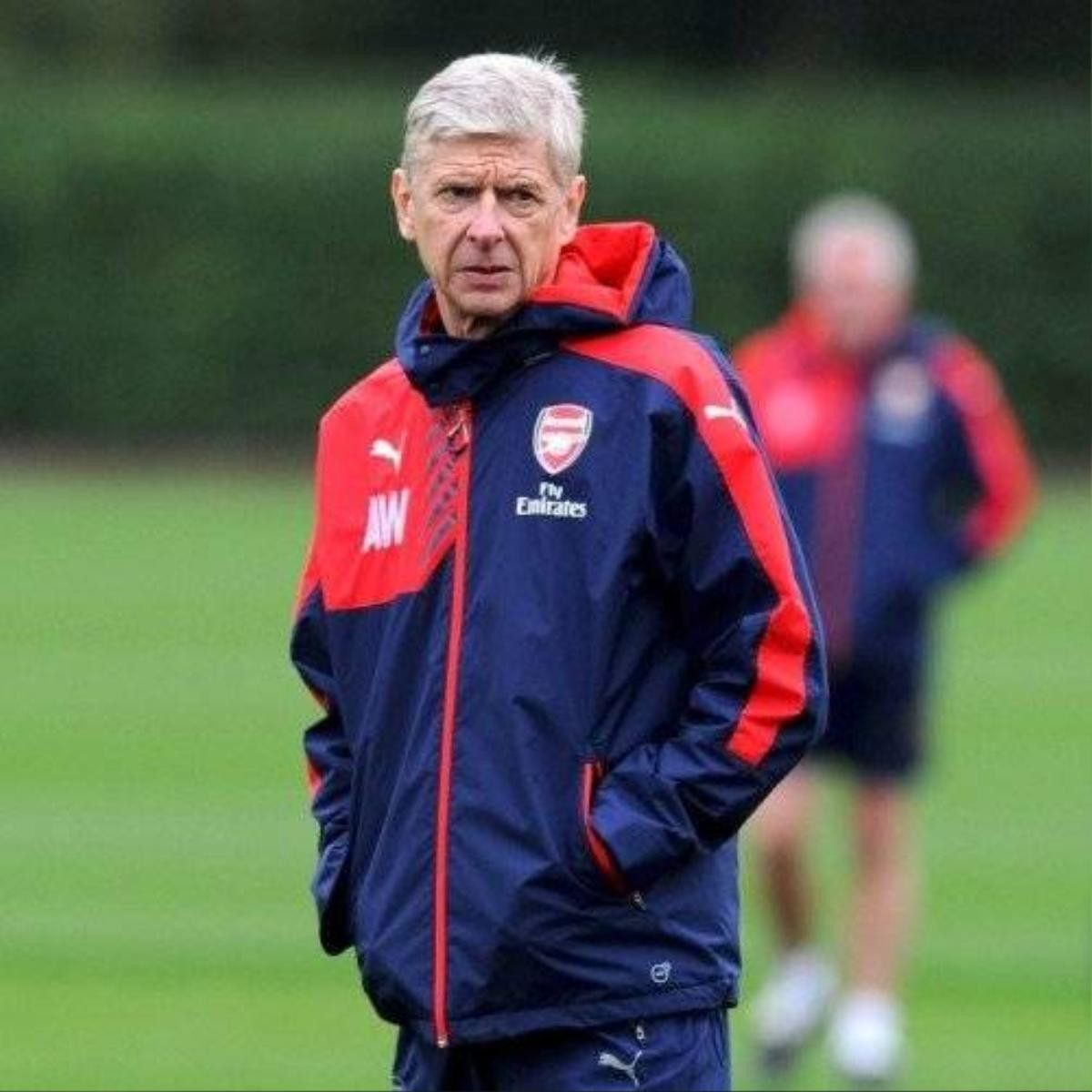 Wenger vẫn im lặng trước báo chí trước lý do ly thân vợ quá bất ngờ.