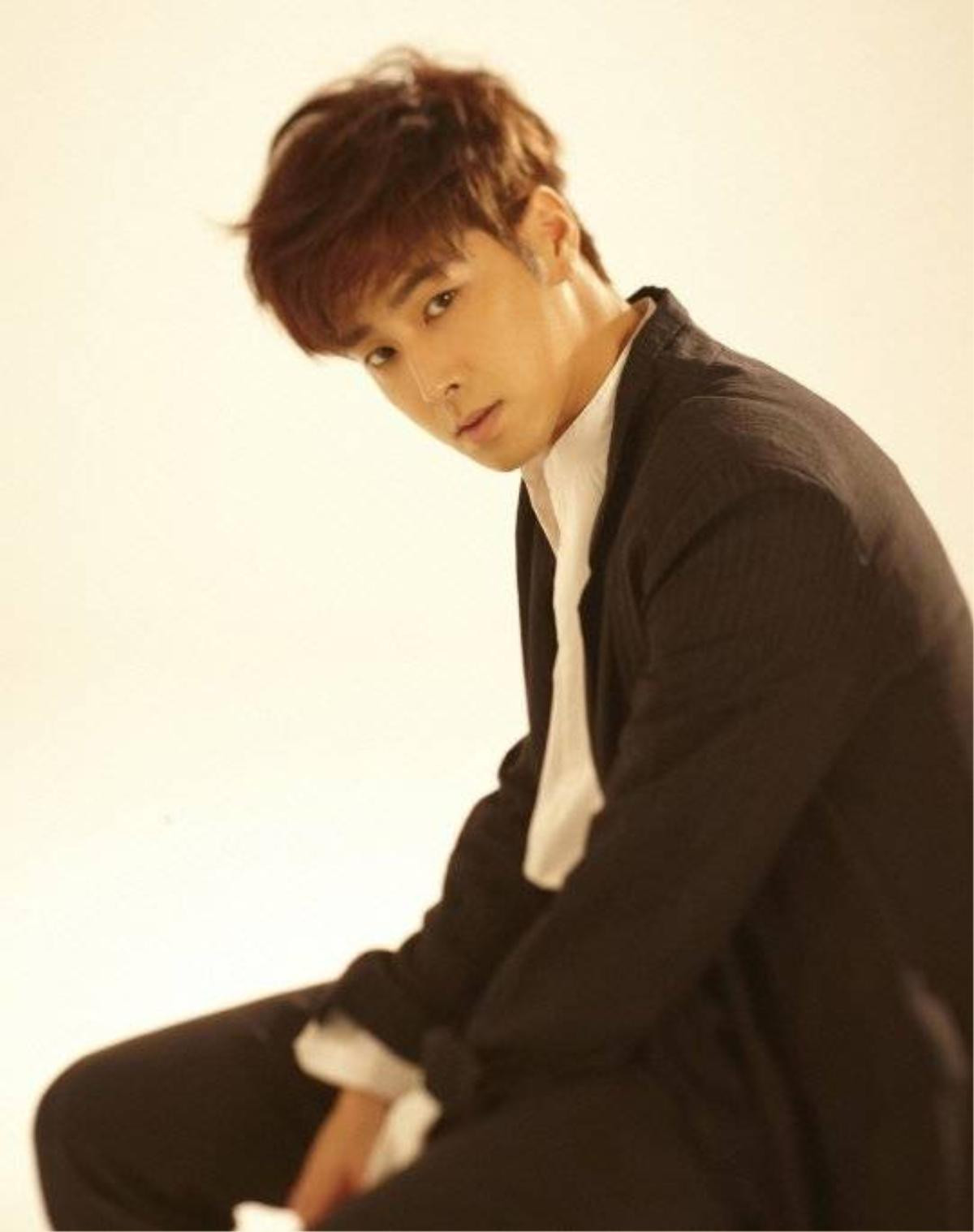 Năm 2006, thành viên Yunho của TVXQ bị ngất xỉu khi uống chai nước cam mà anh ngỡ rằng được một thành viên trong đoàn mang tới. Tuy nhiên, chai nước có chứa chất keo dính khiến nam ca sĩ nôn và ho ra máu, sau đó bất tỉnh. Từ sự cố này, Yunho ngày càng cẩn thận hơn với những người xung quanh để tránh tai nạn tương tự.