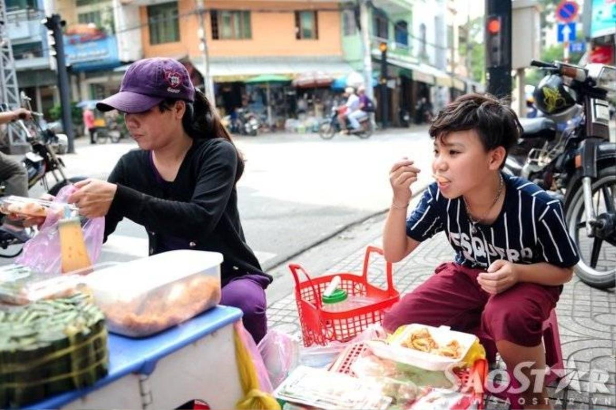 Mẹ Công Quốc bộc bạch, vì buổi sáng bận làm bánh nên cả gia đình chỉ nấu mì gói hay ăn uống qua loa. Chị chia sẻ tiếp: “Tôi bán bánh bột lọc được khoảng 4 năm. Gần đây, tuy bán chạy nhưng bản thân vẫn chỉ ngồi vài giờ đồng hồ vì lâu hơn bánh nguội sẽ mất ngon. Thực ra, tiền lời mỗi ngày cũng không bao nhiêu vì ngoài việc chọn nguyên liệu tốt để giữ khách, hai vợ chồng cũng tốn kha khá chi phí đổ xăng do thường giao hàng ở xa. Chủ yếu lấy công làm lời thôi!”.