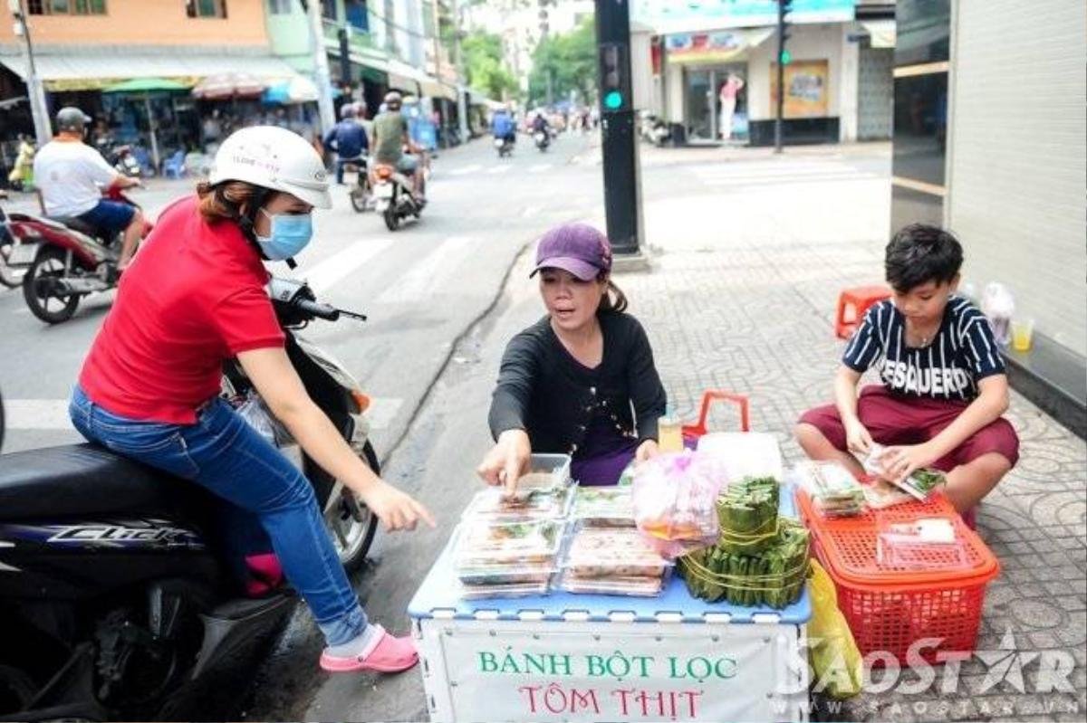 Mẹ Công Quốc cho biết, từ lúc phần thi của em được phát sóng trên ti-vi, việc buôn bán có phần thuận lợi hơn. Nhiều khách ở cơ quan, văn phòng cũng đặt mua bánh qua điện thoại. 