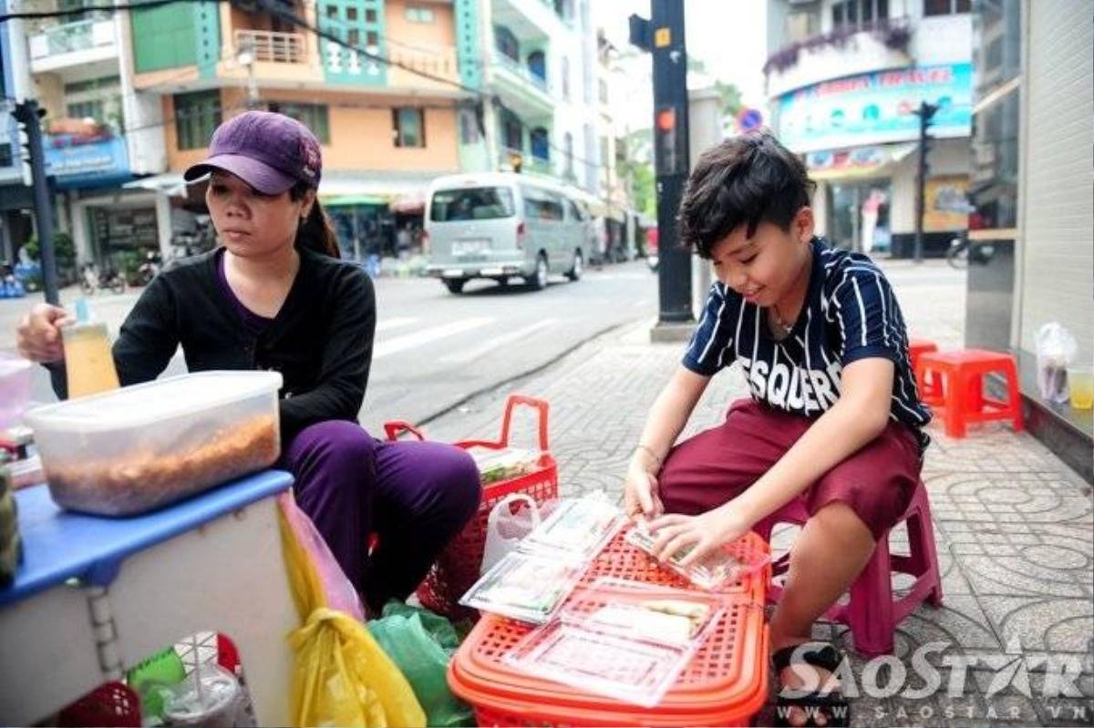 Mẹ Công Quốc tâm sự thêm, trước khi bán cố định tại địa điểm (góc Triệu Quang Phục - Ký Hòa, Quận 5, TP HCM) hiện nay, chị từng đi bán dạo ở nhiều khu chợ lớn nhỏ thuộc trung tâm thành phố.