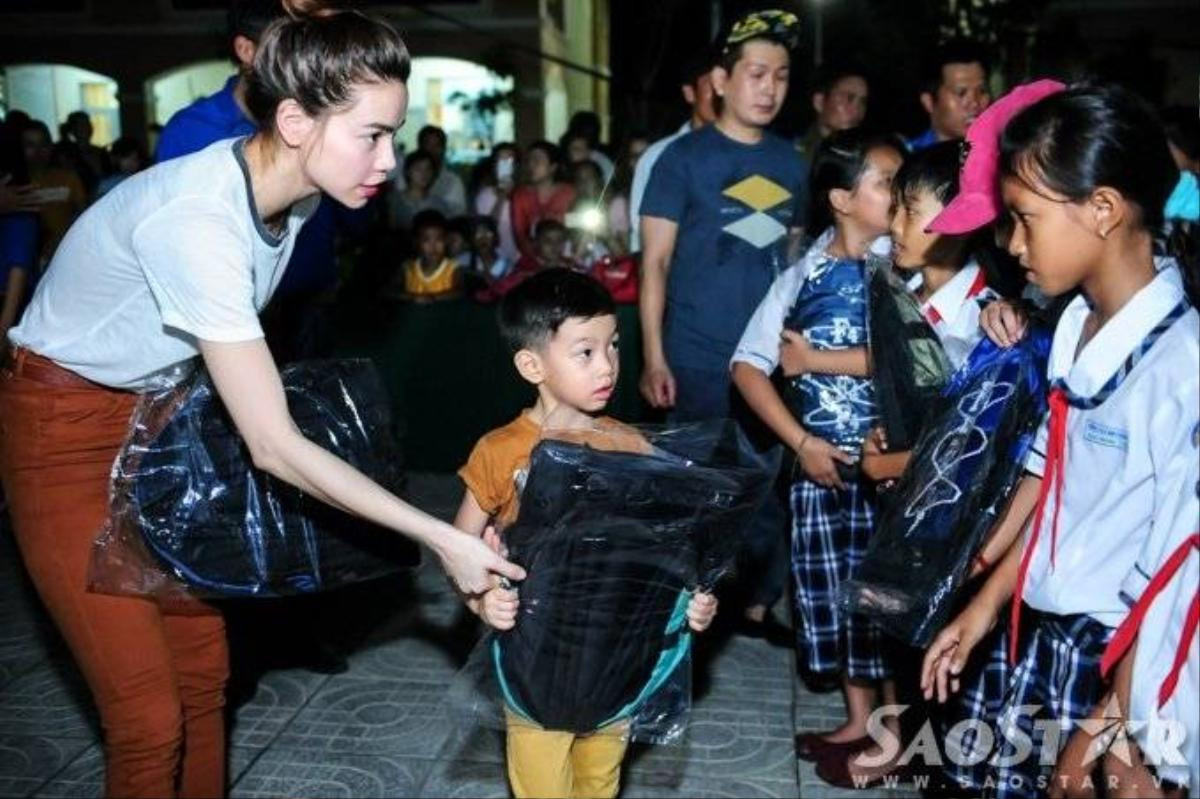 Hồ Ngọc Hà để bé Subeo phụ mình tao một số phần quà, học bổng nhằm tập cho con trai biết sống vì mọi người - luôn đồng cảm, chia sẻ cùng những mảnh đời khó khăn, kém may mắn.