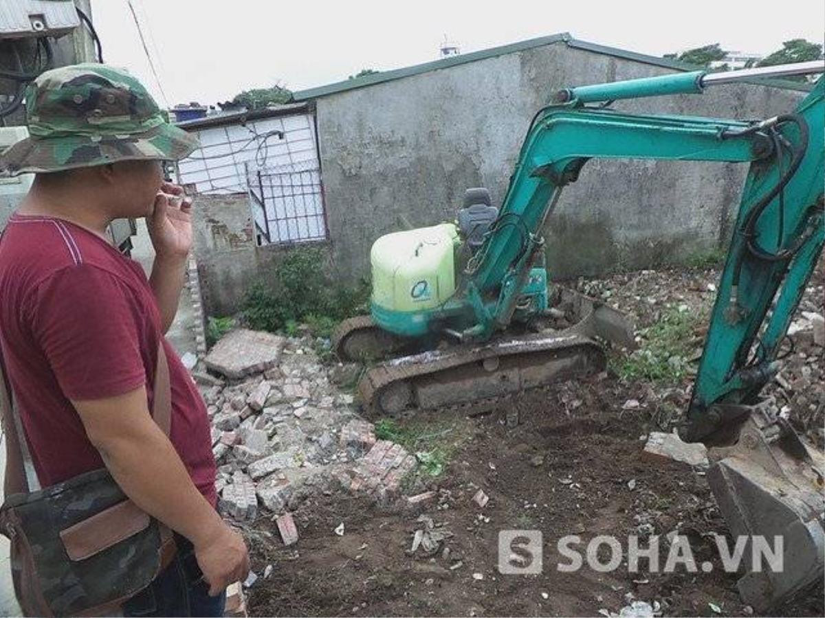 Anh Tiên đang chỉ nơi phát hiện ổ rắn.