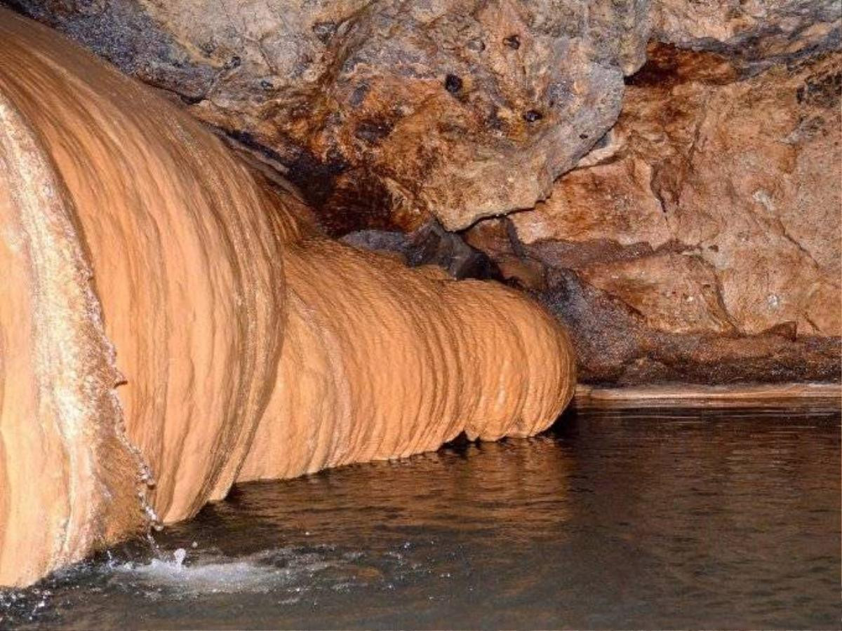 Hang Sumaguing không xa thị trấn Sagada, đảo Luzon. Đây là ngôi nhà của các phiến đá độc đáo khiến bạn sẽ có một chuyến khám phá cực kì lí thú. 