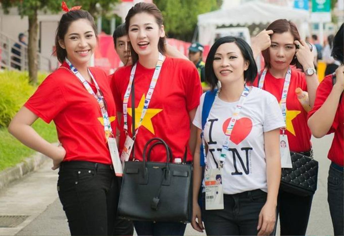 Trong vai trò Đại sứ của Đoàn thể thao Việt Nam tại SEA Games 28 diễn ra ở Singapore, Hoa hậu Đại Dương Đặng Thu Thảo và á hậu Tú Anh hay ca sĩ Phương Thanh thường xuyên diện chiếc áo cờ đỏ sao vàng để cổ vũ tinh thần, tiếp thêm sức mạnh cho các vận động viên thi đấu.