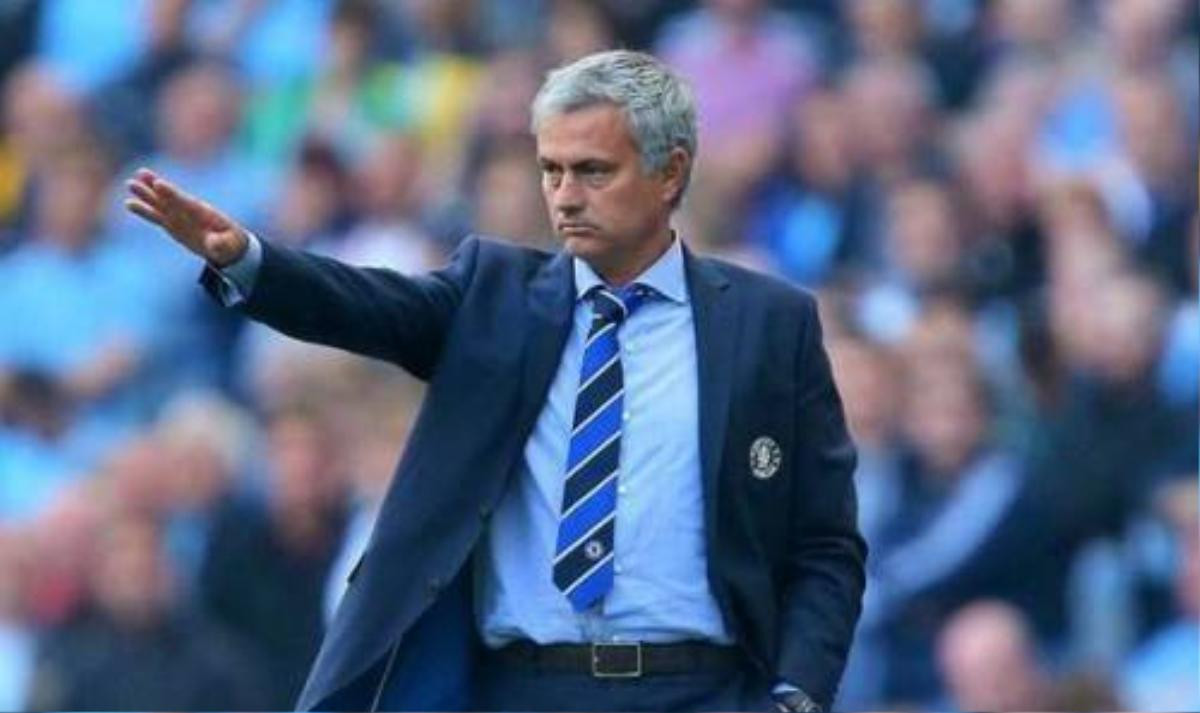 Liệu với sự cổ vũ của cô người mẫu sexy, Jose Mourinho sẽ lên động lực để chiến đấu thành công cùng quân mình mùa bóng này?